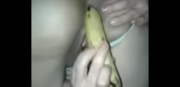  Se mete una banana en el culo